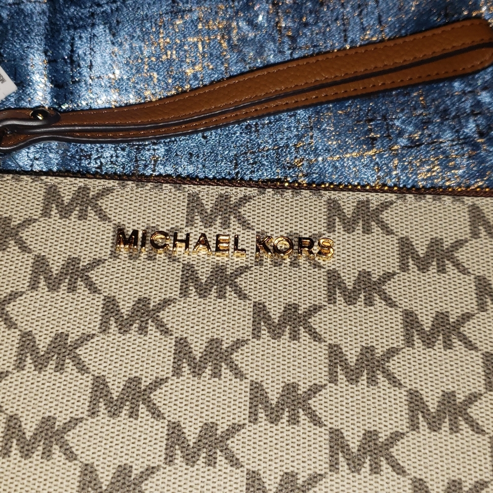 Michael Kors Wristlet - Picture 3 of 7